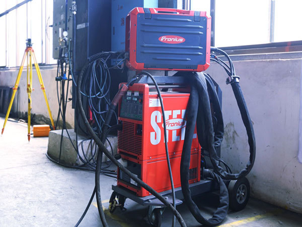 Semi-automatic digital MIG/MAG welding machine